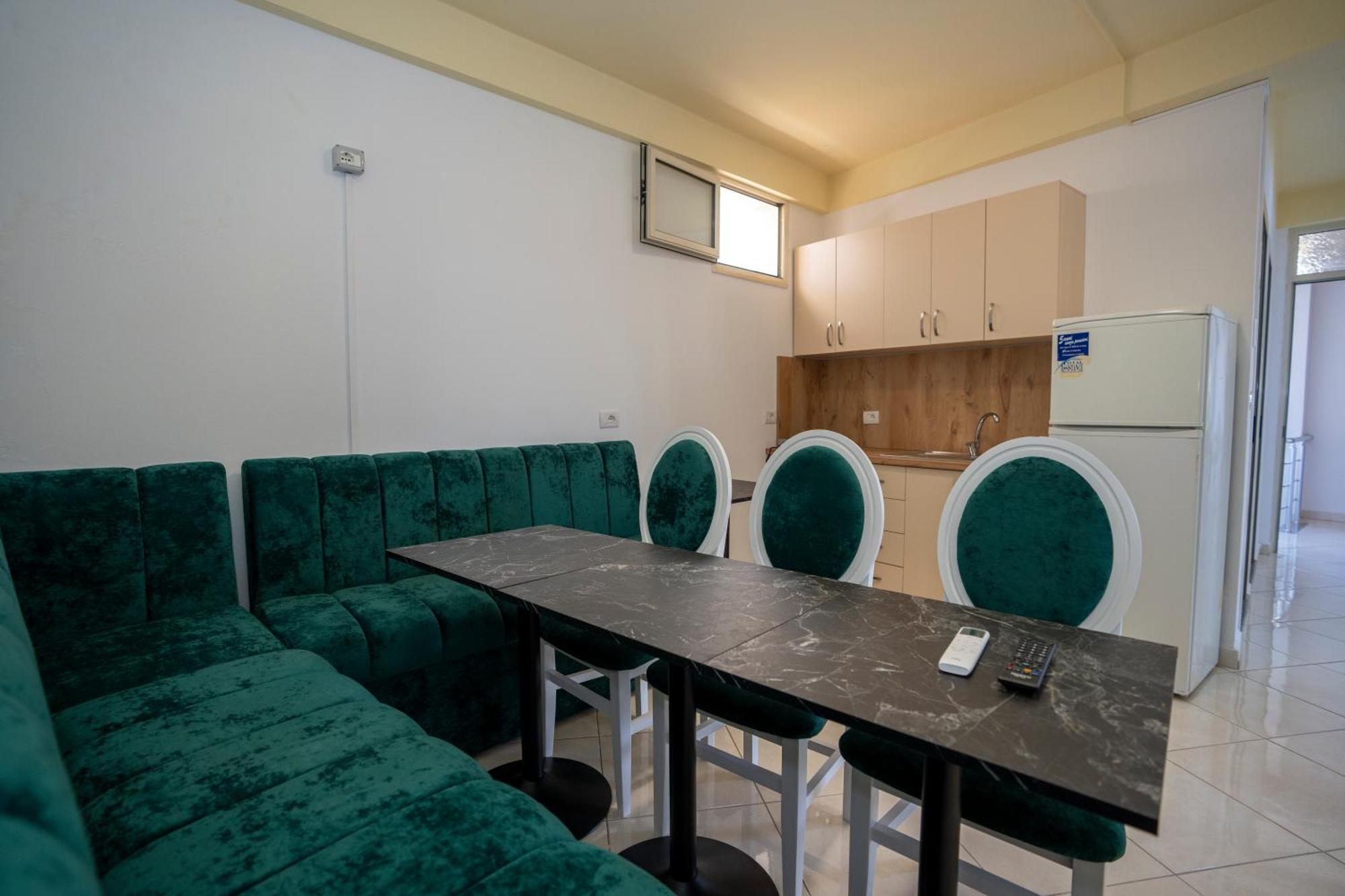 Golden Sleep Hostel Shkoder Exterior photo