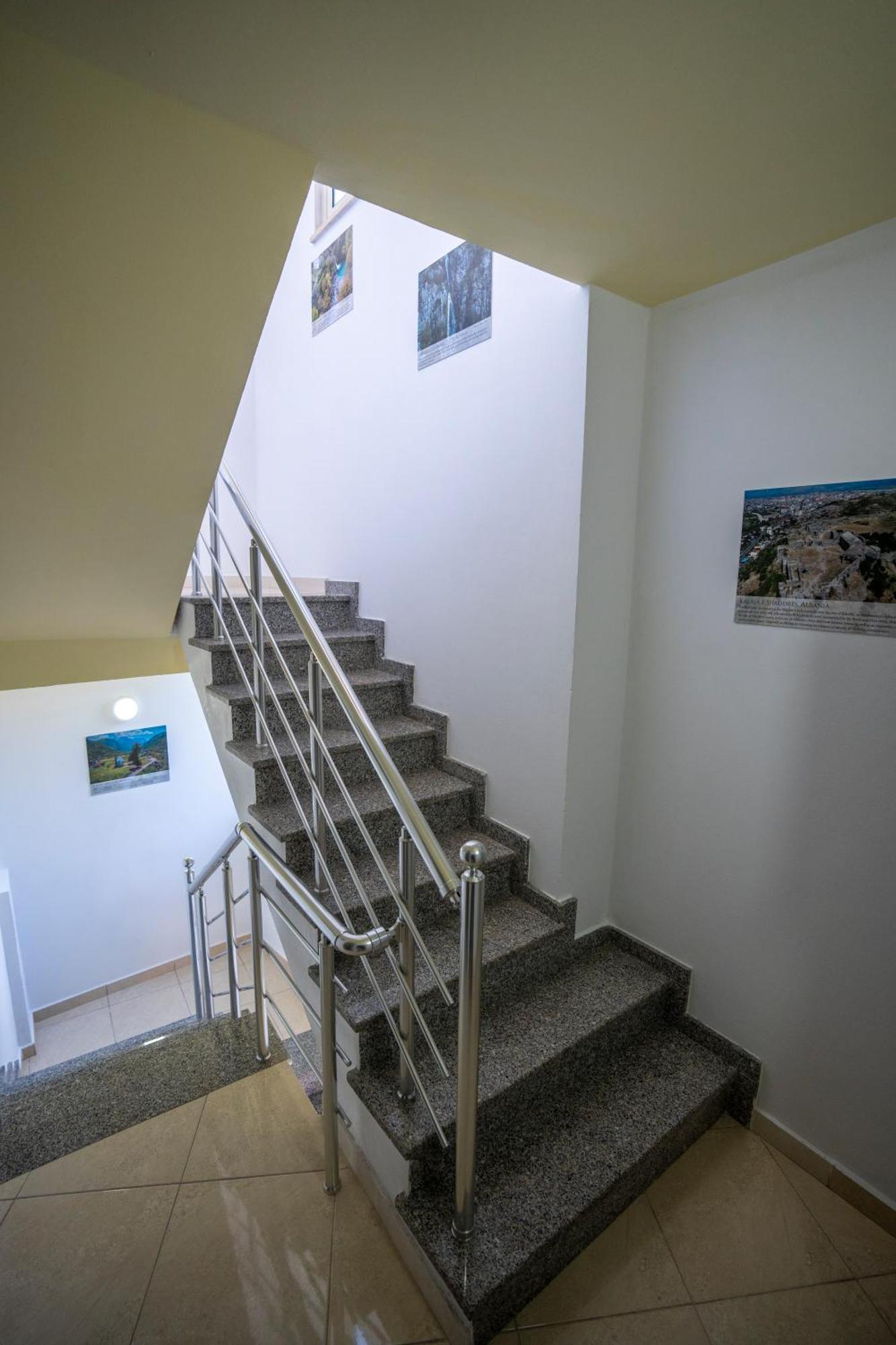Golden Sleep Hostel Shkoder Exterior photo